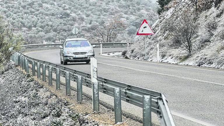 La nieve obliga a circular con cadenas en diez vías La nieve obliga a circular con cadenas en diez vías