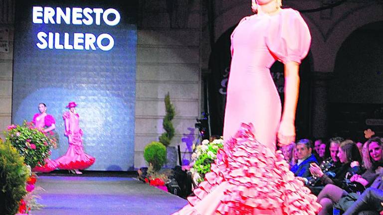 Creatividad al máximo sobre la pasarela de moda flamenca