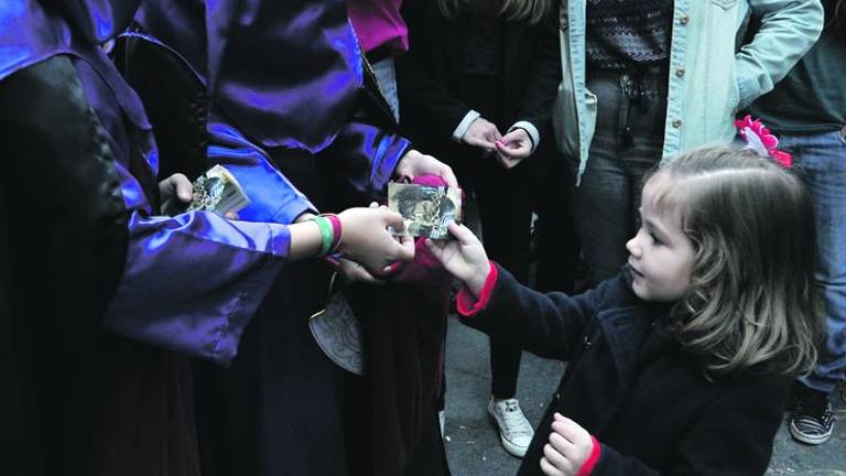 Una gran procesión para un gran día del amor fraterno en la ciudad Una gran procesión para un gran día del amor fraterno en la ciudad