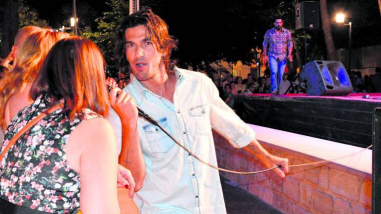 Hugo Salazar seduce al público por su cercanía Hugo Salazar seduce al público por su cercanía