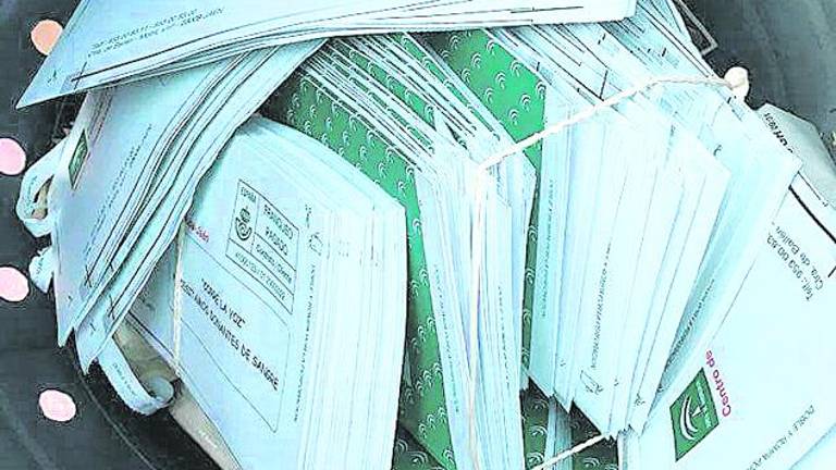 Las llamadas a la donación de sangre, en una papelera pública Las llamadas a la donación de sangre, en una papelera pública