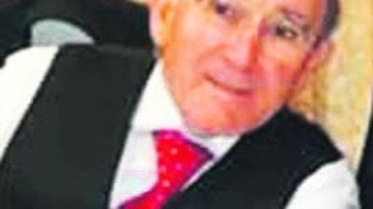 Un ciclista muere tras caerse con un bache de la carretera Un ciclista muere tras caerse con un bache de la carretera