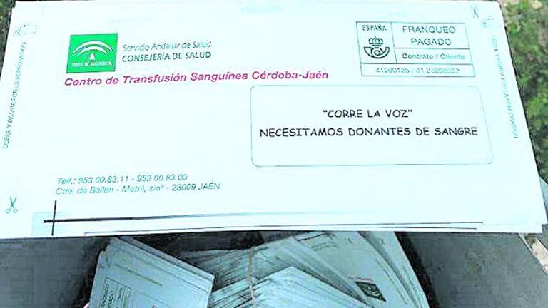 Las llamadas a la donación de sangre, en una papelera pública