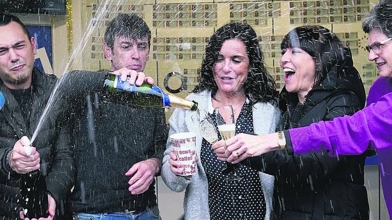 El “Gordo” se reparte por España El “Gordo” se reparte por España