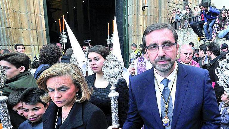Una procesión “cum laude” Una procesión “cum laude”