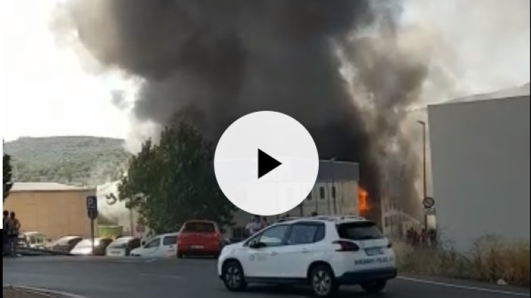 Intensa columna de humo a causa del incendio en Fuensanta de Martos