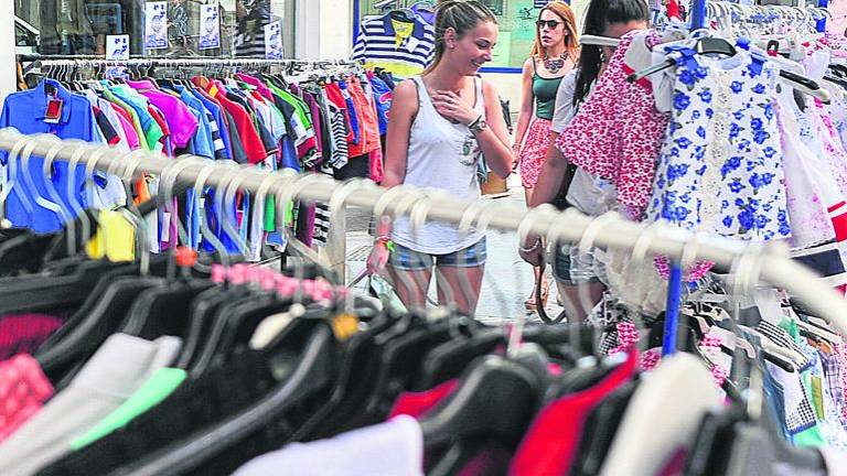 Los jiennenses gastan un poco más en ropa y tiran de los precios