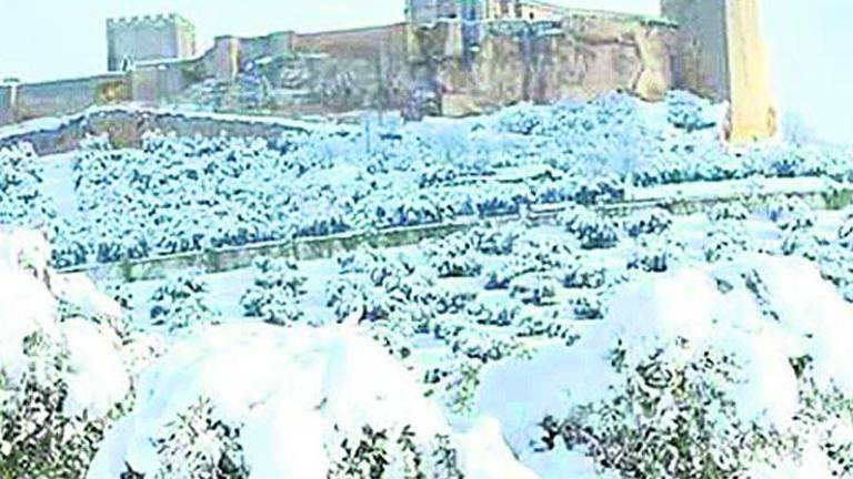 La nieve obliga a circular con cadenas en diez vías La nieve obliga a circular con cadenas en diez vías