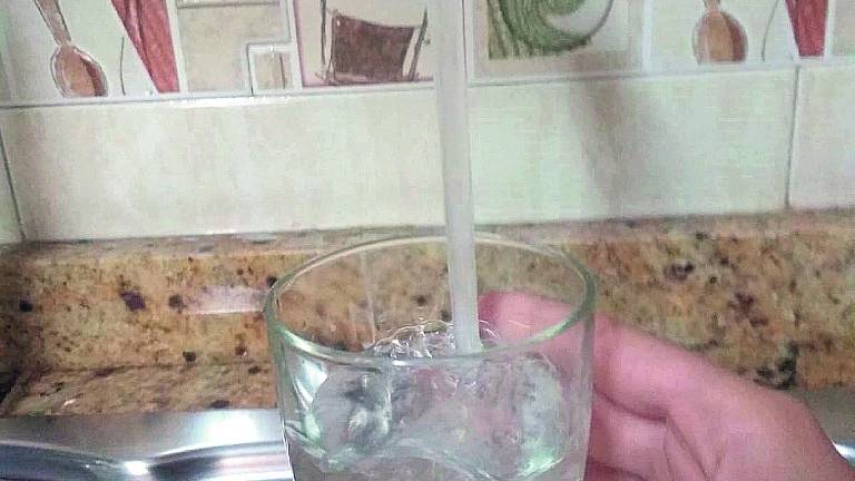 El agua de El Condado “no es apta” para el consumo humano