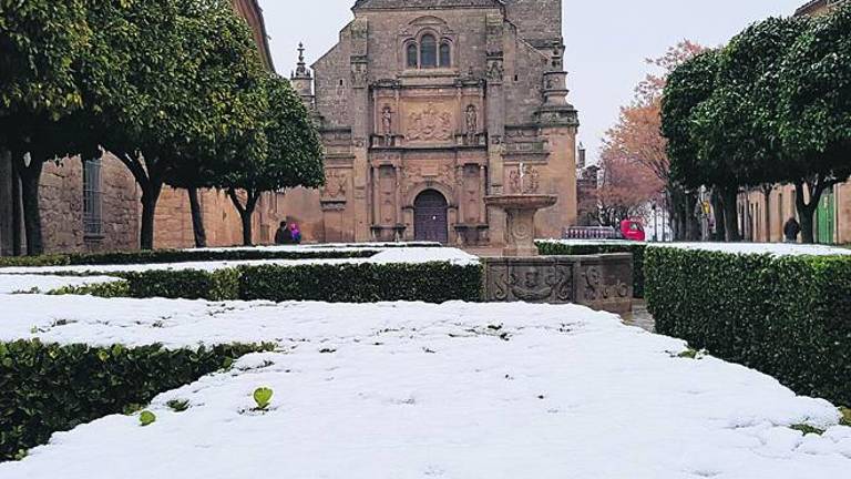 La nieve obliga a circular con cadenas en diez vías La nieve obliga a circular con cadenas en diez vías