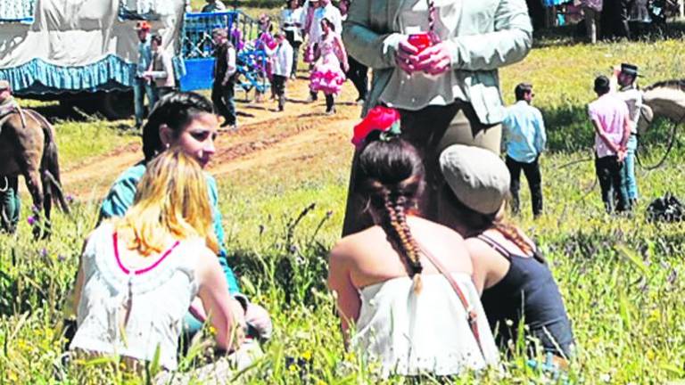Las carretas regresan del Cerro, tras una alegre e intensa romería Las carretas regresan del Cerro, tras una alegre e intensa romería