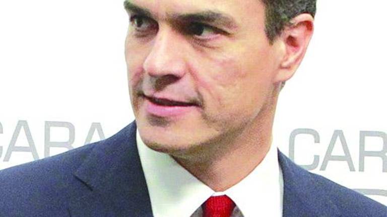 Sáenz de Santamaría acusa a Sánchez de “macarrismo” político