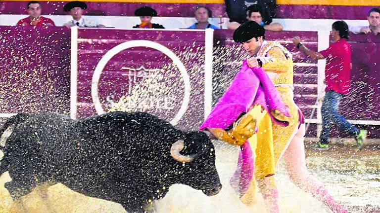 El toreo de Cayetano y Adrián de Torres vence la tormenta El toreo de Cayetano y Adrián de Torres vence la tormenta