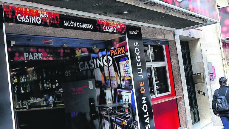 Tres hombres armados con una recortada y una pistola atracan un casino Tres hombres armados con una recortada y una pistola atracan un casino