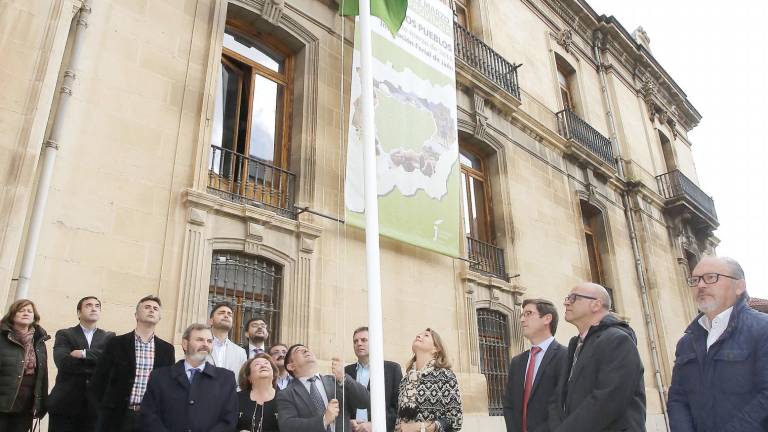 La bandera verde ondea ya para celebrar el Día de la Provincia