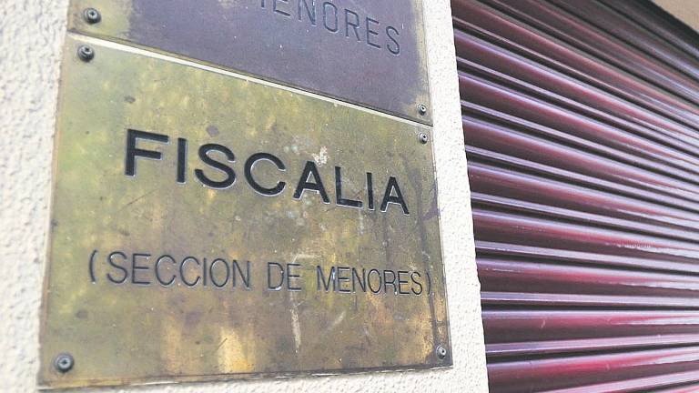 Condenados los tres menores por violar a una joven en un portal Condenados los tres menores por violar a una joven en un portal