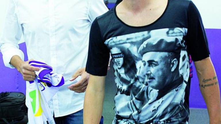 Pese a las disculpas, la imagen fue el centro de atención en telediarios y espacios deportivos de la sobremesa. El Real Jaén estuvo en todos los medios, digitales y audiovisuales. La presentación de Nuno Silva quedó grabada para la posterioridad por un golpe “Franco” directo que el futbolista lanzó contra la historia. No fue el mejor comienzo para una etapa en la que pretende conseguir muchos éxitos colectivos, a la vez que crecer como jugador. Ahora, sus goles y su fútbol deben hacer olvidar una llegada marcada por la polémica y por la crítica. El admirador de Cristiano Ronaldo, que se mueve por todas las posiciones del ataque, como su ídolo, buscará en cada partido esa fotografía que sustituya la imagen de su presentación. Será, sin duda, su mejor gol con el Real Jaén. Pese a las disculpas, la imagen fue el centro de atención en telediarios y espacios deportivos de la sobremesa. El Real Jaén estuvo en todos los medios, digitales y audiovisuales. La presentación de Nuno Silva quedó grabada para la posterioridad por un golpe “Franco” directo que el futbolista lanzó contra la historia. No fue el mejor comienzo para una etapa en la que pretende conseguir muchos éxitos colectivos, a la vez que crecer como jugador. Ahora, sus goles y su fútbol deben hacer olvidar una llegada marcada por la polémica y por la crítica. El admirador de Cristiano Ronaldo, que se mueve por todas las posiciones del ataque, como su ídolo, buscará en cada partido esa fotografía que sustituya la imagen de su presentación. Será, sin duda, su mejor gol con el Real Jaén.