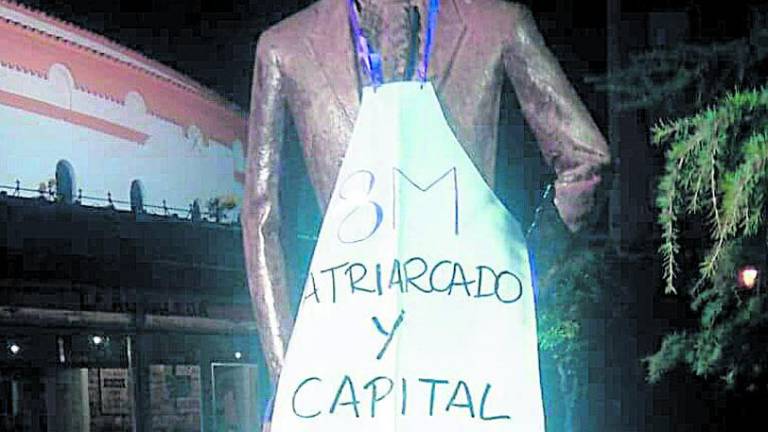 El “delantal feminista” sobre “Manolete” causa crispación El “delantal feminista” sobre “Manolete” causa crispación