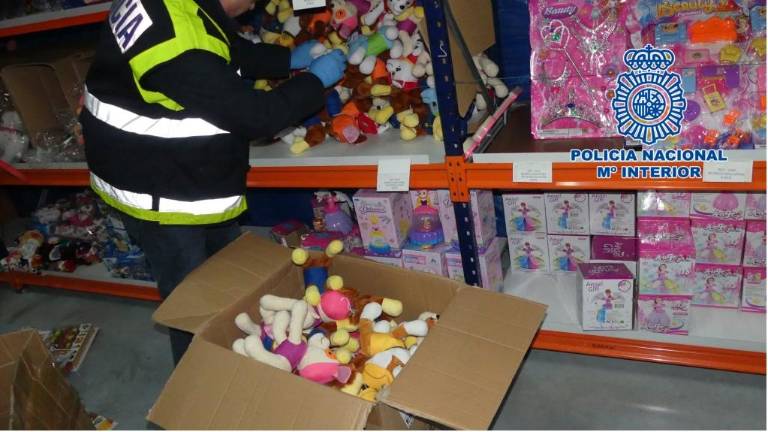 Detenido por vender juguetes falsificados Detenido por vender juguetes falsificados