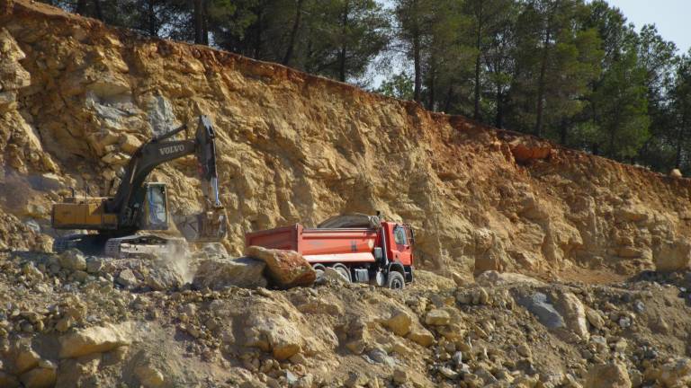 Denuncia al Ayuntamiento y a la Junta por la cantera de La Imora