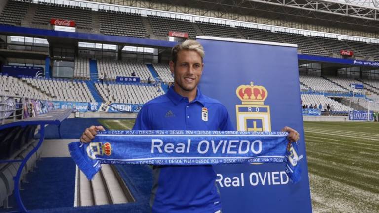 Carlos Hernández: “Es un sueño vestir la camiseta del Real Oviedo”