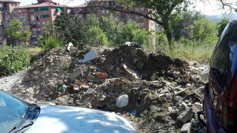 Passo documenta la suciedad que existe en el barrio. Passo documenta la suciedad que existe en el barrio.