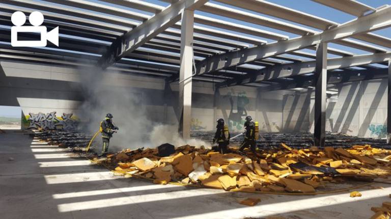 Los bomberos sofocan un fuego en la nave de Dhul Los bomberos sofocan un fuego en la nave de Dhul
