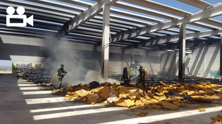 Los bomberos sofocan un fuego en la nave de Dhul