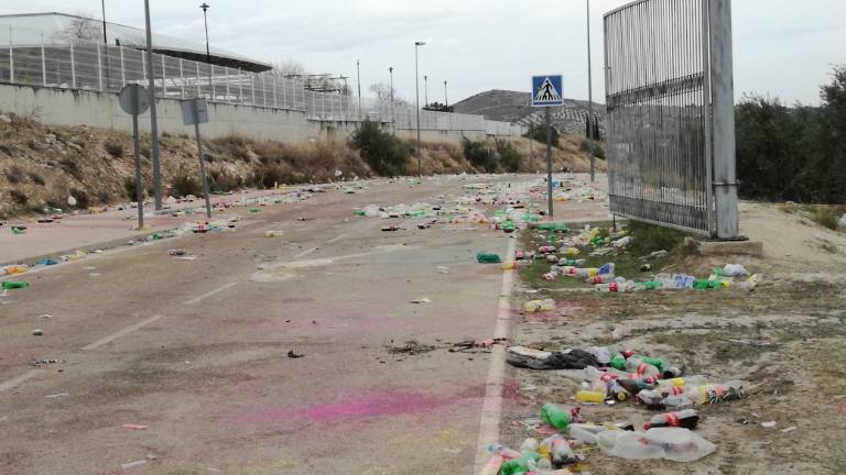 La Ifeja se convierte en un basurero de plástico