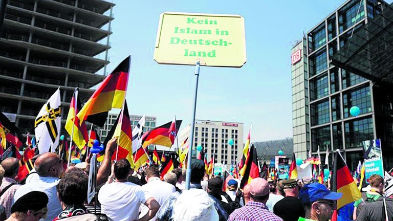 Una numerosa cita antifascista en Berlín
