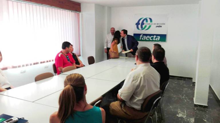 Entrega de diplomas a alumnos de diseño gráfico Entrega de diplomas a alumnos de diseño gráfico
