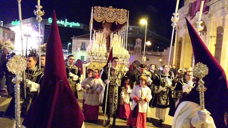 Fervor y manos en el corazón entre palios, varales y tronos Fervor y manos en el corazón entre palios, varales y tronos