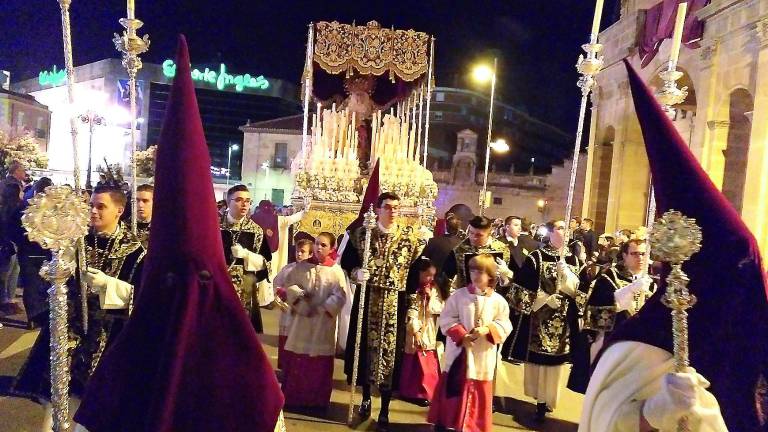 Fervor y manos en el corazón entre palios, varales y tronos