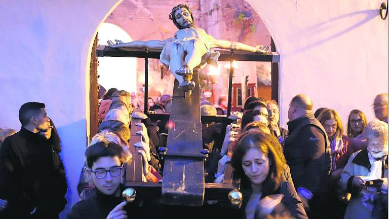 La amenaza de lluvias desbarata el vía crucis