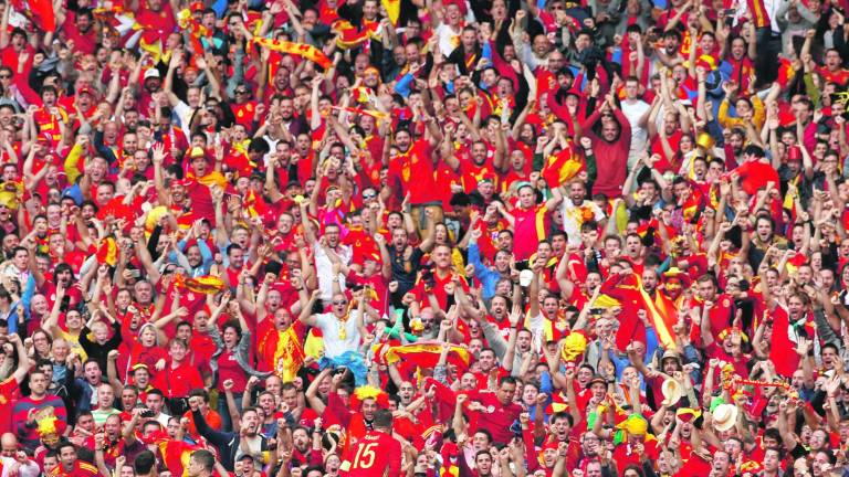Piqué rescata a una España guiada por la maestría de Iniesta Piqué rescata a una España guiada por la maestría de Iniesta