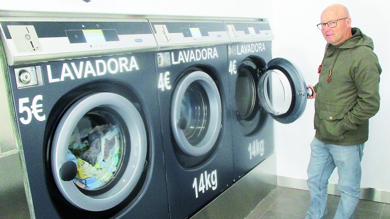 Inauguración de una lavandería autoservicio