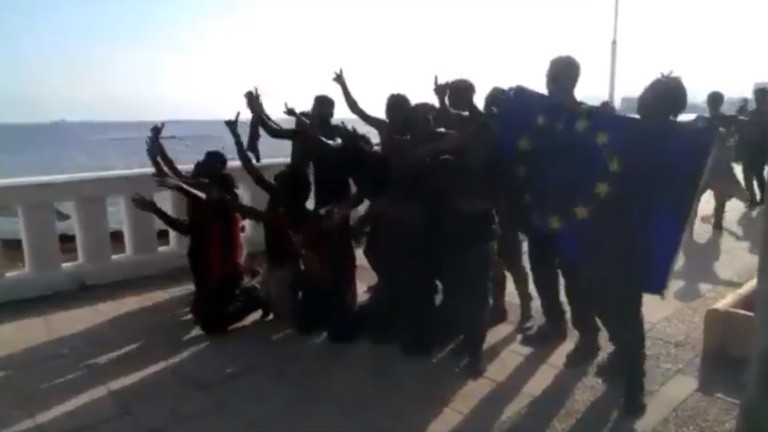 España expulsa a Marruecos a los migrantes que saltaron