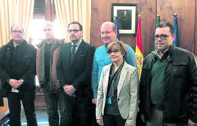 acto. Javier Márquez y María José Extremera, con miembros de la asociación.