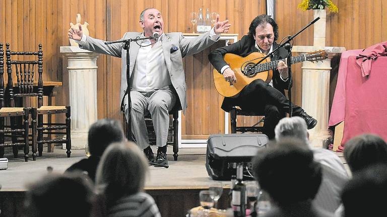 Conocimiento flamenco y prácticas sobre el tablao que miran al cante