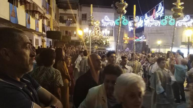 Entrega y pasión a la Virgen Entrega y pasión a la Virgen