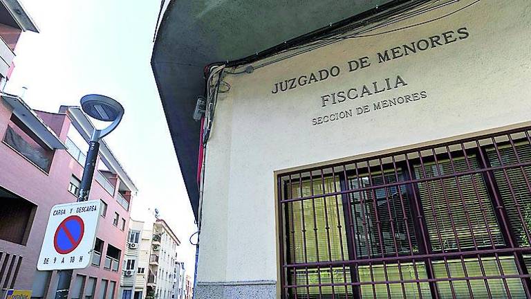 Detenido por pegar a policías en un juicio