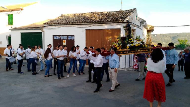 Una aldea unida a su patrón Una aldea unida a su patrón