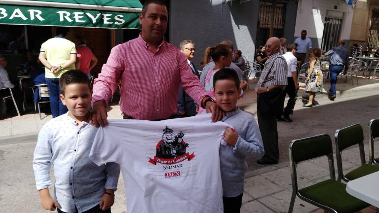 Entrega y pasión a la Virgen Entrega y pasión a la Virgen