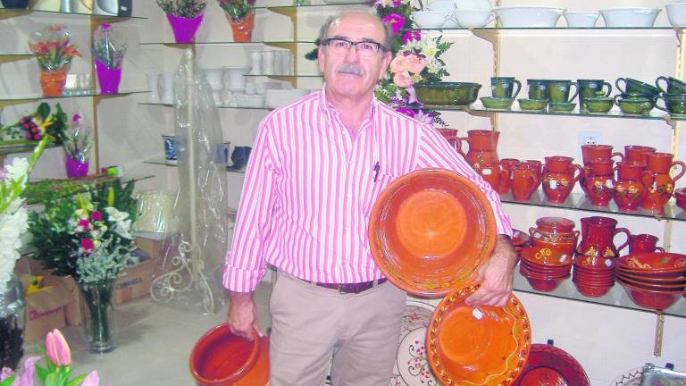 Entre col y col, tiestos y cacharros de barro Entre col y col, tiestos y cacharros de barro