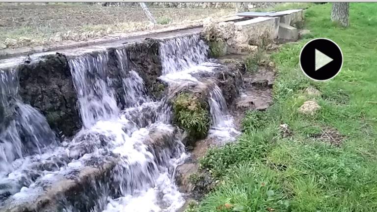 El agua brota a raudales en la aldea de Miller