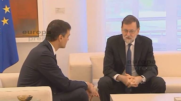 Sánchez y Rajoy pactan defender el orden constitucional Sánchez y Rajoy pactan defender el orden constitucional
