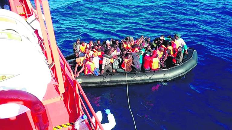 Rescatada una patera con 34 inmigrantes en Alborán Rescatada una patera con 34 inmigrantes en Alborán