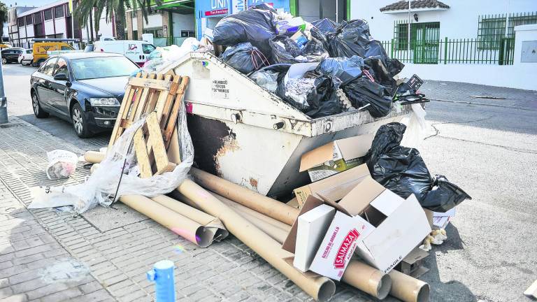 Contenedores “desbordados” en el polígono de los Olivares