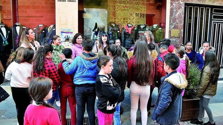 Alumnos de varios centros escolares conocen la ciudad a través de un juego Alumnos de varios centros escolares conocen la ciudad a través de un juego