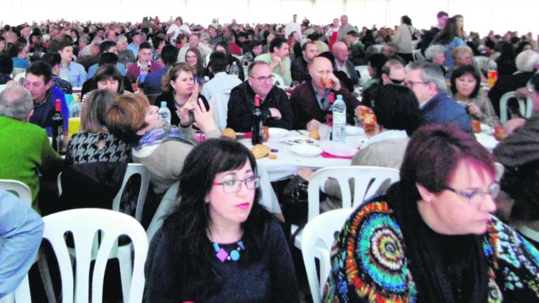 Una multitud honra al vino frailero Una multitud honra al vino frailero